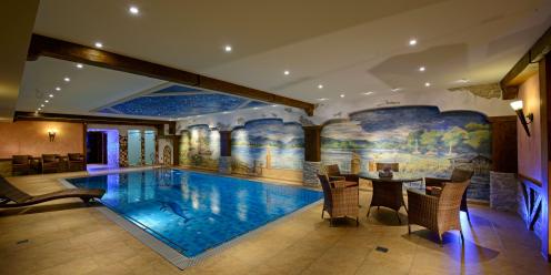 Vier Sterne Steinbach Hotel Pool Sitzecke Poolseite Ruhpolding Bayern© Hartmut Pönitz