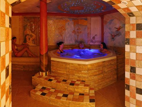 Vier Sterne Steinbach Hotel Whirlpool Poolseite Ruhpolding Bayern© Hartmut Pönitz